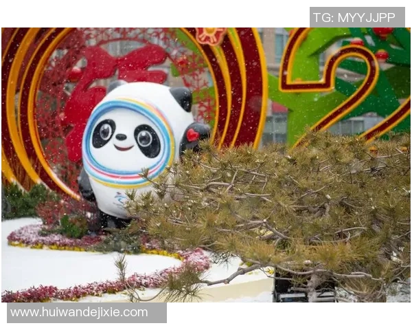 足球明星与冰墩墩的完美结合展现运动与可爱的魅力