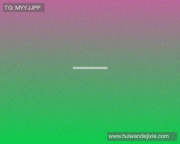 足球明星戴头套与女生合影展现青春活力与运动魅力 足球明星戴头套与女生合影展现青春活力与运动魅力