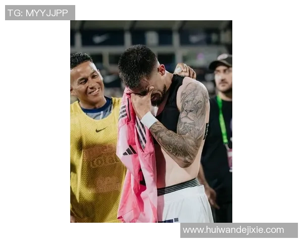 球迷疯狂冲入赛场竟然抢走C罗球衣引发热议 球迷疯狂冲入赛场竟然抢走C罗球衣引发热议